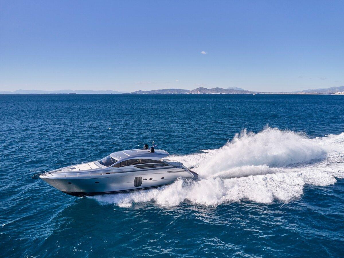 Pershing 64 
